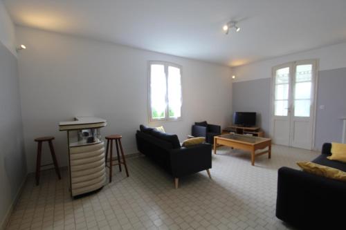 un salon avec un canapé et une table dans l'établissement 8 couchages à 6 klm des plages, à Saint-Denis-du-Payré
