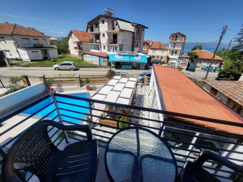 uma varanda com cadeiras e vista para uma rua em Villa Pegasus Pestani em Ohrid