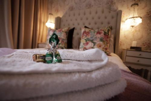 a room with a bed with towels on it at A La Maison Boutique Guesthouse in Parys