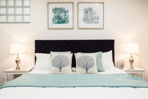 Charming Bream في سيدني: غرفة نوم بسرير وبطانية زرقاء ومصباحين