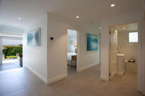 a hallway with a room with a bedroom at Villa Bianca Clovelly in Sydney
