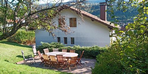 Una mesa y sillas frente a una casa en La Fugue en Bresse, en La Bresse
