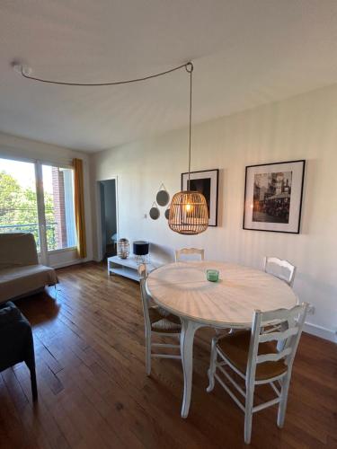 Le Louis Vitet terrasse proche place Dupuy