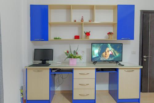 an office with a desk with a computer on it at Vila Nanaj in Sarandë