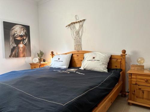 una camera con letto in legno e 2 cuscini di Villa Ans a Pulpí