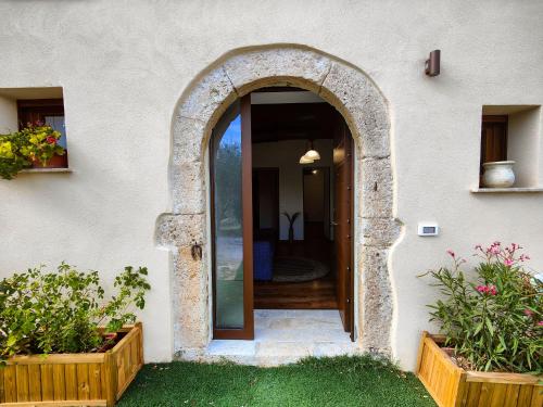 an entrance to a house with an archway at La Staccionata in Arpino