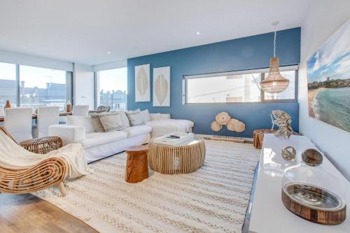 雪梨的住宿－Coogee Bay Penthouse，客厅配有白色的沙发和桌子