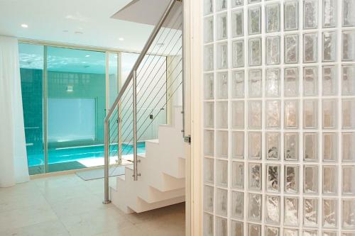 een glazen wand in een kamer met een zwembad bij Gordons Bay Vista in Sydney