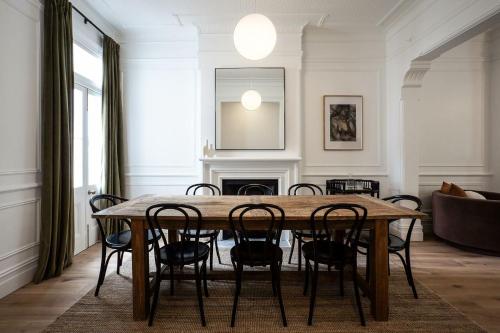 a dining room with a table and chairs at The Timeless Modern Glebe in Sydney