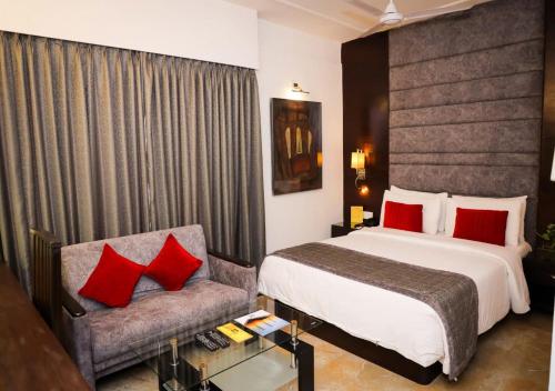 Habitación de hotel con cama y sofá en Hotel Park Seven Near Delhi International Airport en Nueva Delhi