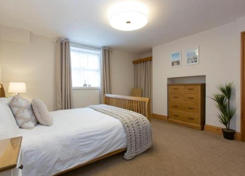 Postel nebo postele na pokoji v ubytování Whitby Town Centre walk to Everything!