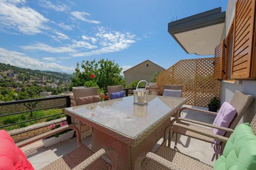 a patio with a table and chairs on a balcony at Vila Nanaj in Sarandë