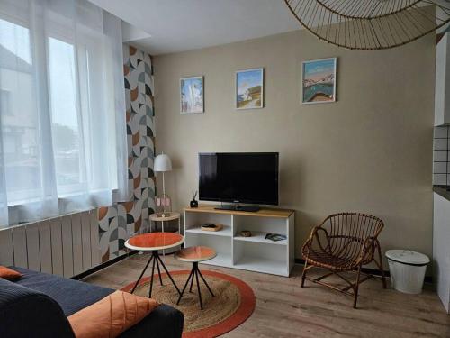 un salon avec un canapé et une télévision dans l'établissement Appartement Cœur de Ville !, à Saint-Omer