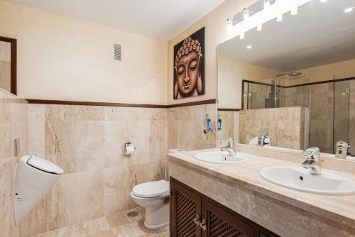 a bathroom with two sinks and a toilet at Incredible apartment with sea views and balcony in Mijas