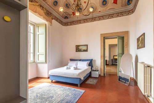 Postel nebo postele na pokoji v ubytování Imperial Suite - Palazzo Storico Affreschi del 1600