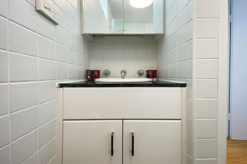 łazienka z umywalką i białą szafką w obiekcie Ocean view Clovelly w mieście Sydney