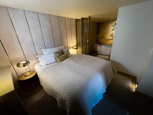 um pequeno quarto com uma cama e uma banheira em Stor Leilighet Med 4 Soverom em Sandefjord
