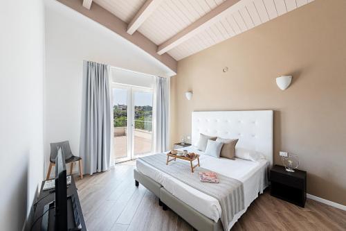 um quarto com uma cama grande e uma televisão em Residenza Miralago Penthouse by Wonderful Italy em Desenzano del Garda