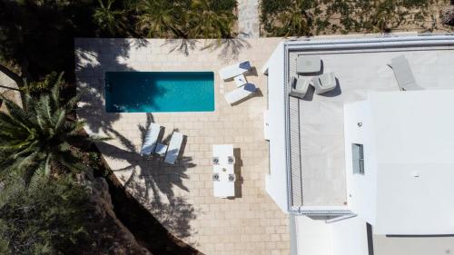 an overhead view of a swimming pool and lounge chairs at GuestReady - A delightful stay in Porto Santo in Campo de Baixo