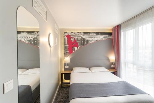Habitación de hotel con 2 camas y ventana en Hotel Inn Design Paris Place d’Italie (ex Timhotel), en París