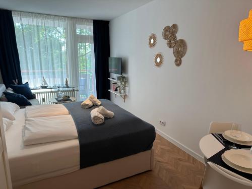 a bedroom with a bed with two towels on it at Meer Heimat am Steinhuder Meer in Wunstorf