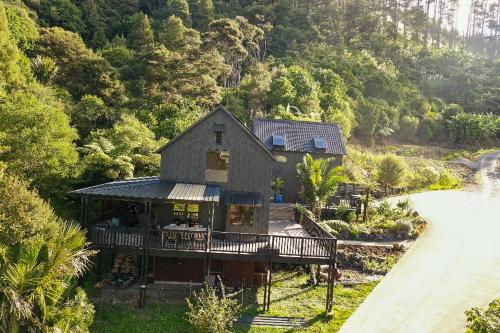 una casa sul fianco di una montagna di Matakana Retreat - Luxury Off Grid Lodge in Nature a Matakana