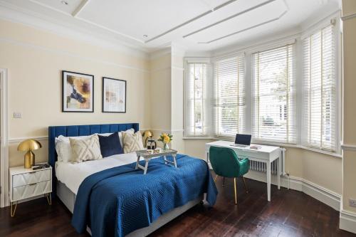 Postel nebo postele na pokoji v ubytování Richmond - Spacious 2 Bedroom Flat - With Garden