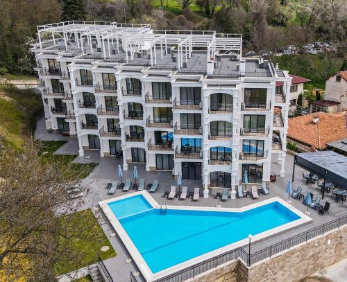 an aerial view of a hotel with a swimming pool at Hotel Samara with Relax area in Balchik