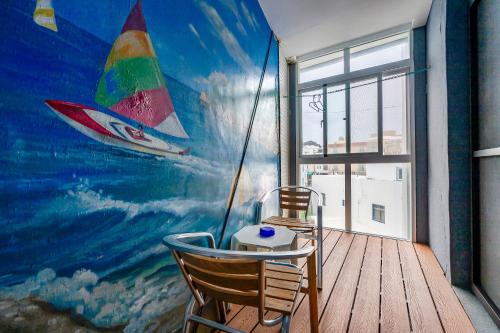 墾丁的住宿－太平洋旅店，一个带大型帆船壁画的阳台