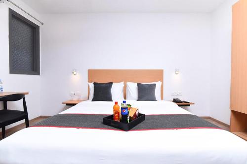 Giường trong phòng chung tại Hotel Rudra