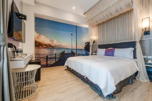 墾丁的住宿－太平洋旅店，一间卧室配有一张床,享有水景