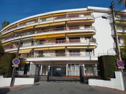 ein Apartmenthaus mit einem runden Gebäude in der Unterkunft Le Cèdre Magnifique Appartement à Cannes in Cannes
