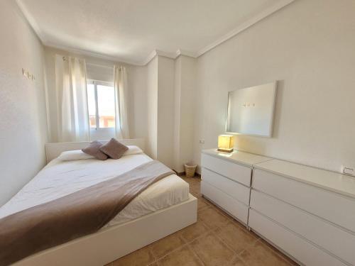 1 dormitorio blanco con 1 cama y vestidor en Ardi Casa, en La Mata