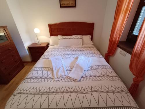 a bedroom with a bed with two towels on it at InmoCyma Verdiblanco Familias-Valle de Benasque in Benasque