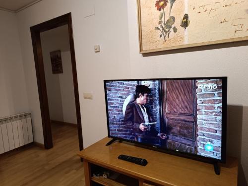 a flat screen tv sitting on top of a table at InmoCyma Verdiblanco Familias-Valle de Benasque in Benasque