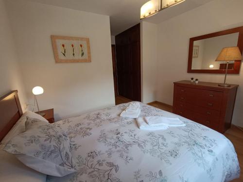 a bedroom with a bed with two towels on it at InmoCyma Verdiblanco Familias-Valle de Benasque in Benasque