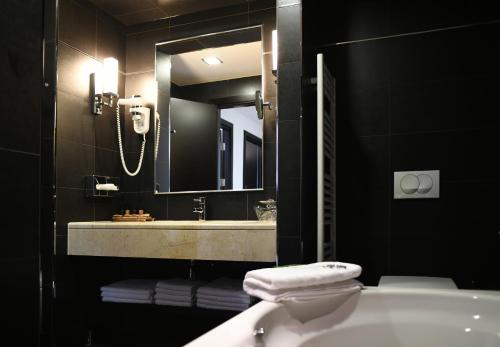 Ένα μπάνιο στο Admiral Grand Hotel