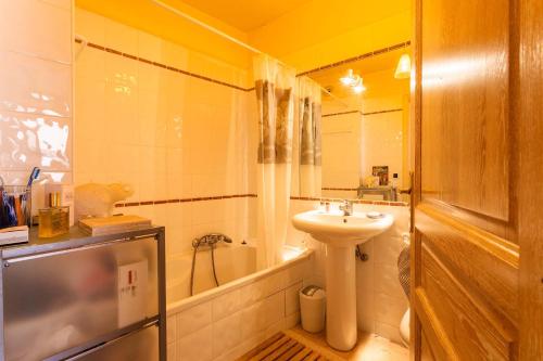 une salle de bain avec un lavabo, des toilettes et une baignoire dans l'établissement LA CASA AP4409 By Riviera Holiday Homes, à Villefranche-sur-Mer