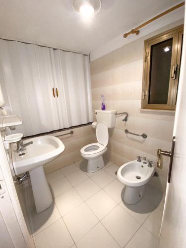 ラ・マッダレーナにあるBilocale La Maddalenaのバスルーム(トイレ、洗面台付)