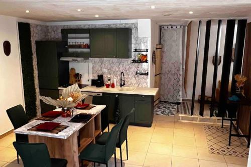 Η κουζίνα ή μικρή κουζίνα στο Loft cosy chic, près des grands Buffets
