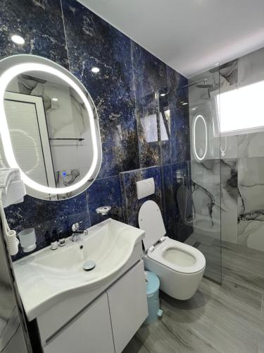 クサミルにあるVila Melinaのバスルーム(洗面台、トイレ、鏡付)