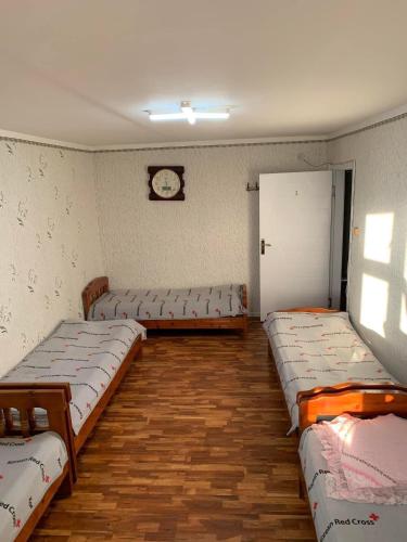 Łóżko lub łóżka w pokoju w obiekcie Gan Oyu Guest house
