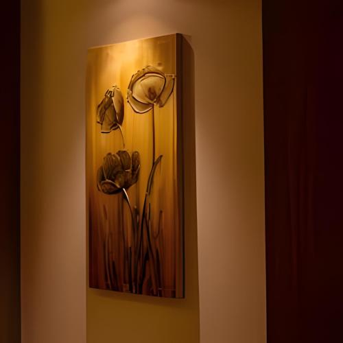un'immagine di fiori sul muro in uno specchio di أهلين أثنين للشقق المخدومة a Riyad