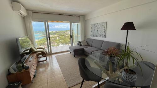 薩洛的住宿－Cap Salou Mar，带沙发和玻璃桌的客厅