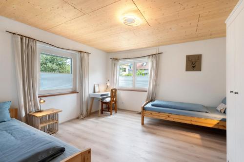 Ένα ή περισσότερα κρεβάτια σε δωμάτιο στο Ferienhaus Schwarzwaldheimat