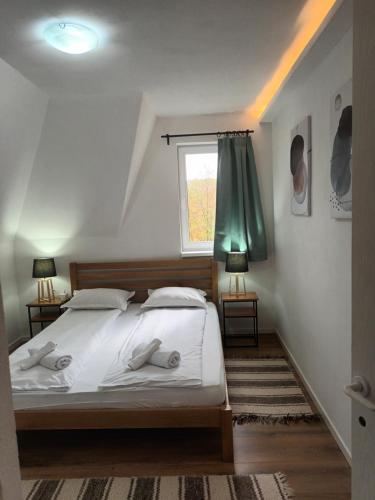 sypialnia z łóżkiem i oknem w obiekcie Flow House w mieście Satu Mare