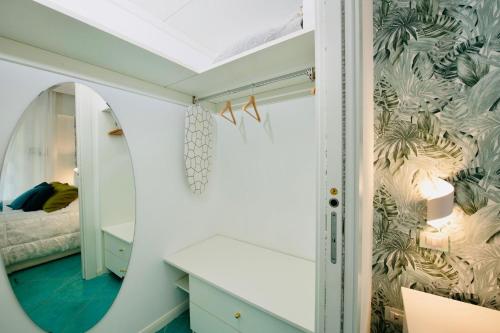 een kleine slaapkamer met een spiegel en een bed bij Amalfia Apartments in Amalfi