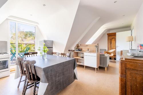 une cuisine et une salle à manger avec une table et des chaises dans l'établissement Bel appartement à 300m des plages, à Carnac