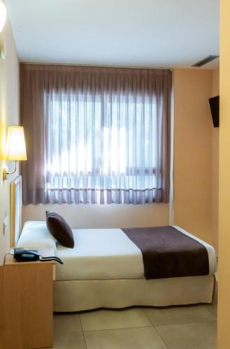 a bedroom with a large bed with a window at La City Mercado in Alicante