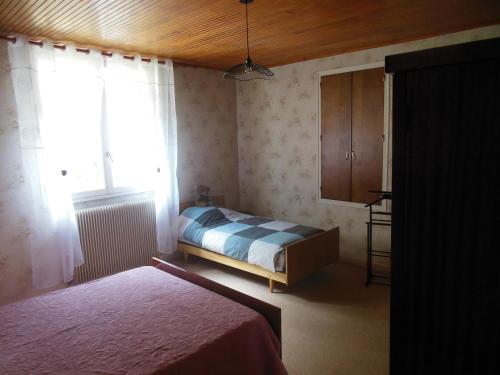 1 dormitorio con 1 cama, vestidor y ventana en Maison De Campagne T3 110 M en Dortan